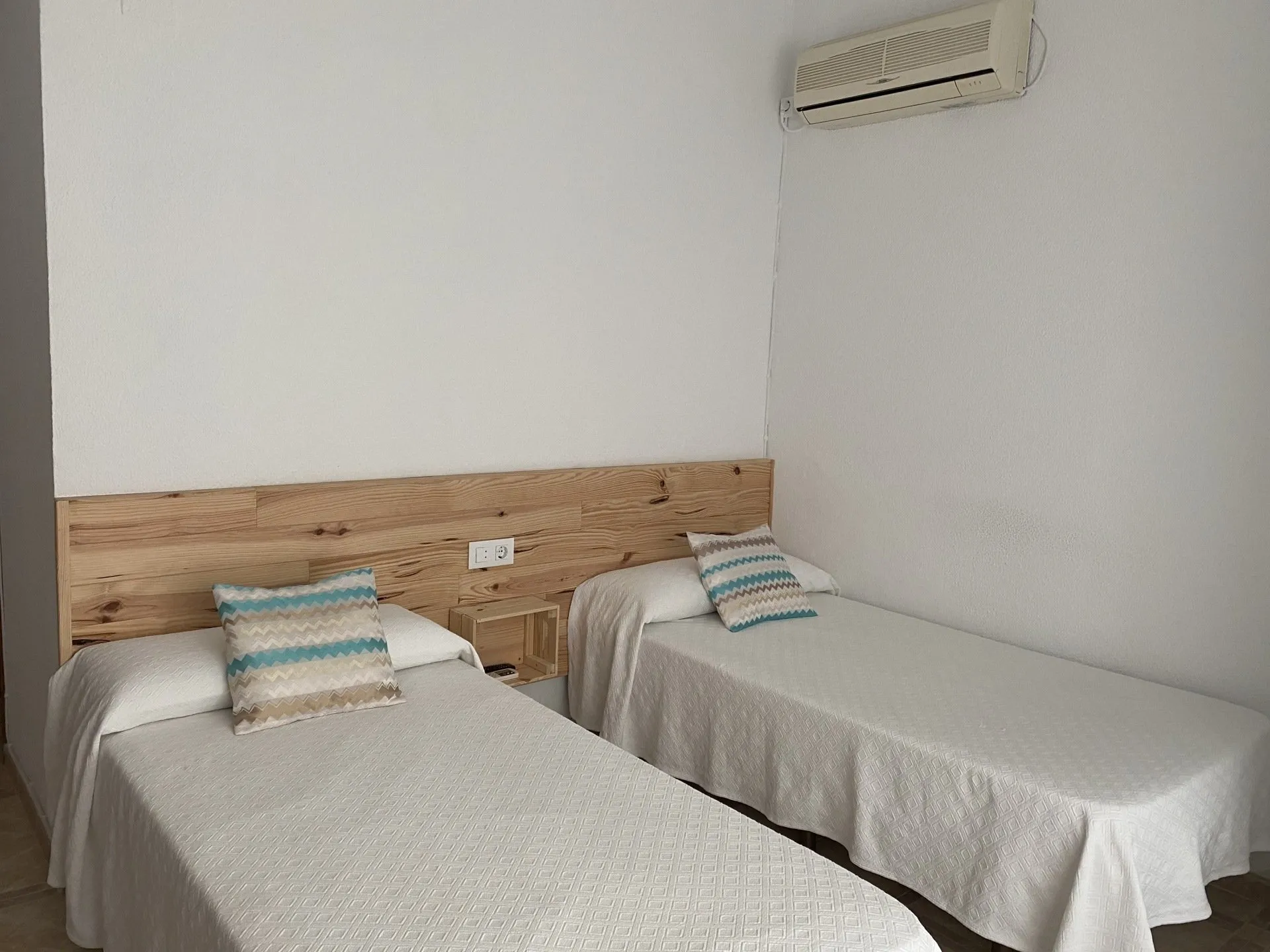 habitación doble con aire acondicionado 
